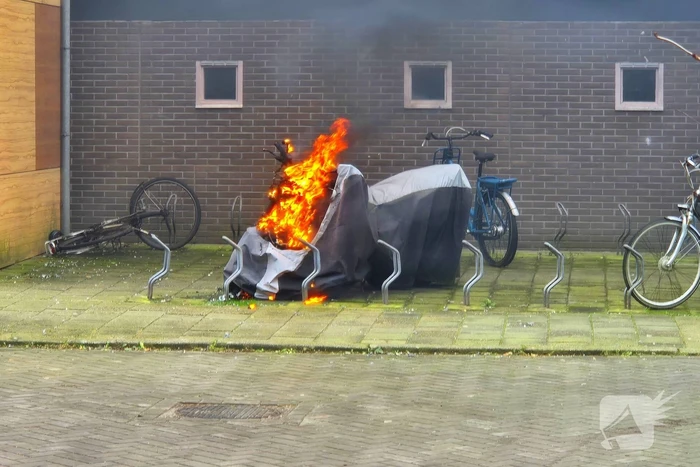 Brandweer blust brandende motor