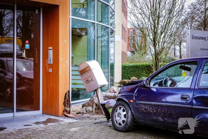 Auto komt tegen bedrijfspand tot stilstand na botsing