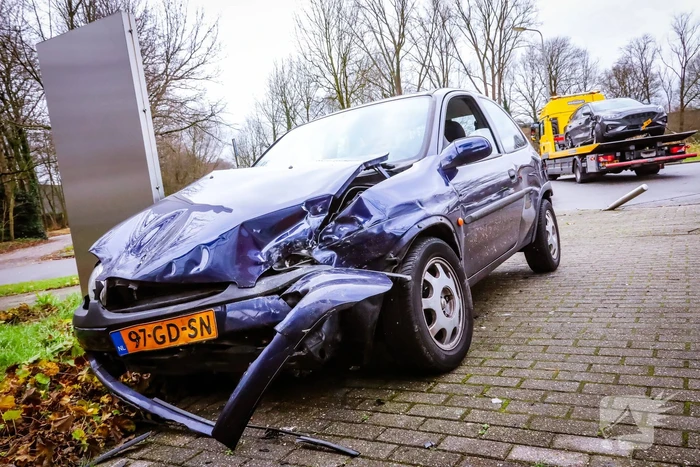 Auto komt tegen bedrijfspand tot stilstand na botsing