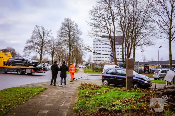 Auto komt tegen bedrijfspand tot stilstand na botsing