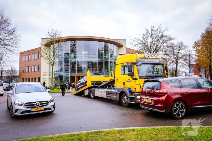 Auto komt tegen bedrijfspand tot stilstand na botsing