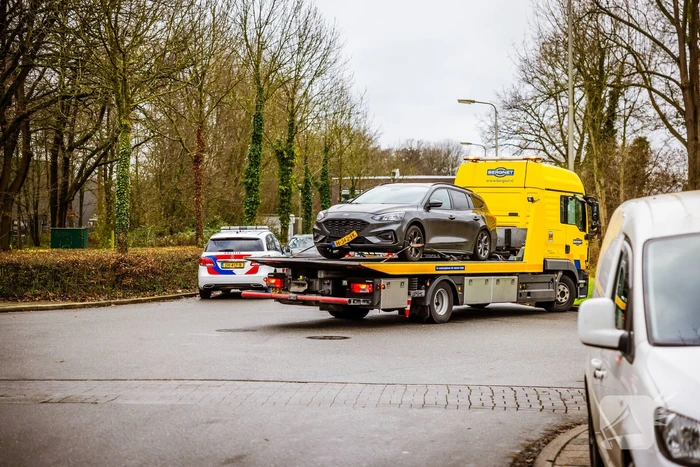 Auto komt tegen bedrijfspand tot stilstand na botsing