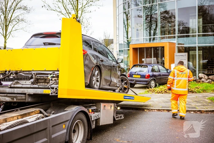 Auto komt tegen bedrijfspand tot stilstand na botsing