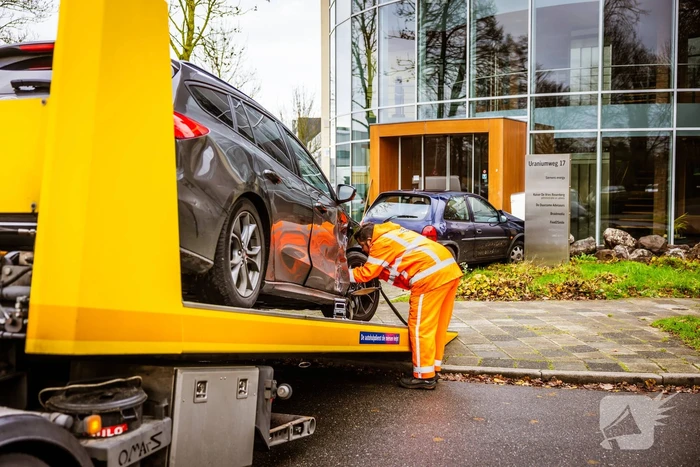 Auto komt tegen bedrijfspand tot stilstand na botsing