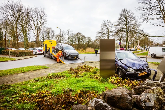Auto komt tegen bedrijfspand tot stilstand na botsing