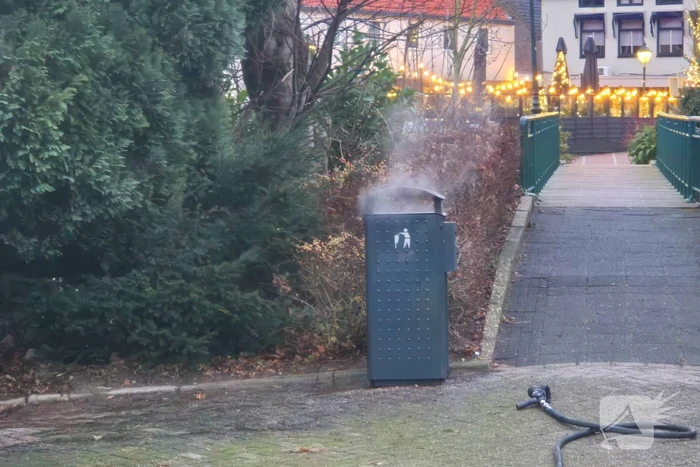 Brand in prullenbak vermoedelijk aangestoken