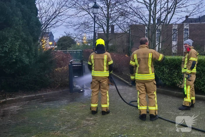 Brand in prullenbak vermoedelijk aangestoken