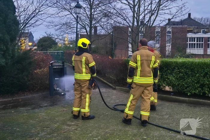 Brand in prullenbak vermoedelijk aangestoken