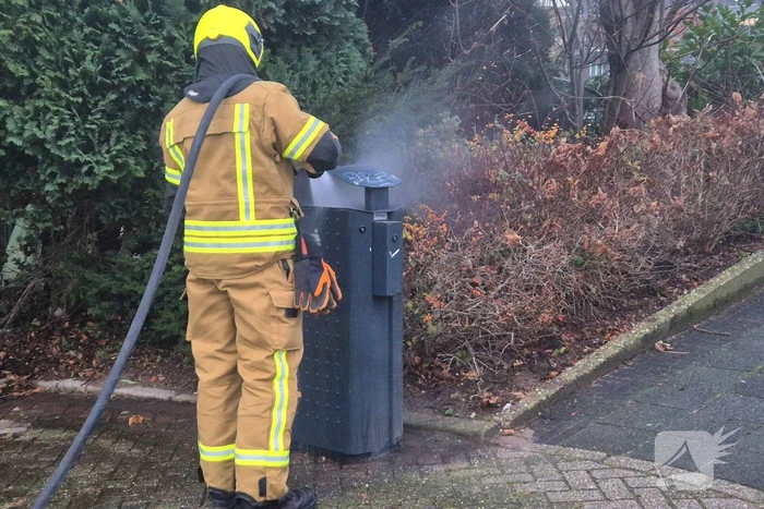 Brand in prullenbak vermoedelijk aangestoken