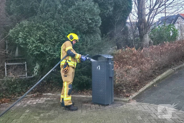 Brand in prullenbak vermoedelijk aangestoken