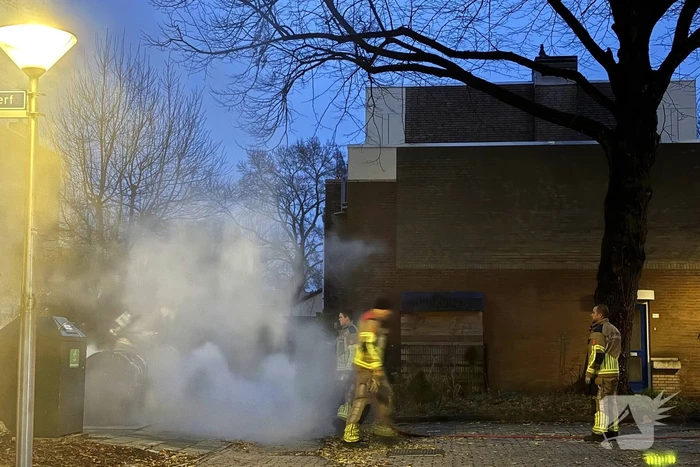 Brand in ondergrondse container zorgt voor veel rookontwikkeling