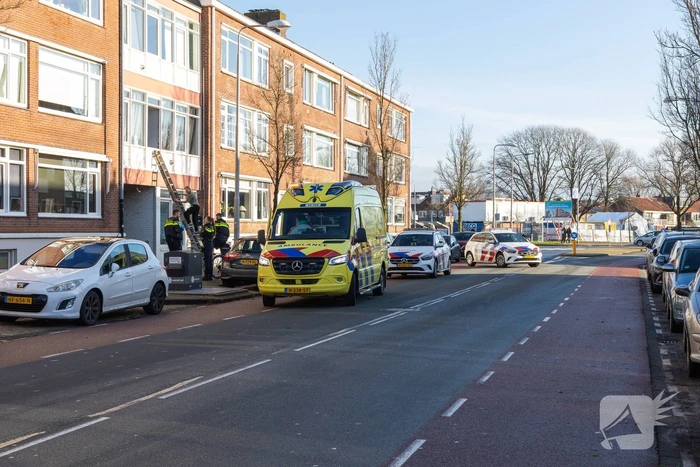 Man gewond na val val uit raam