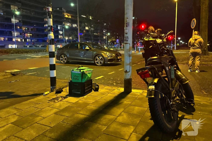 Uberbezorger op fatbike aangereden door automobilist