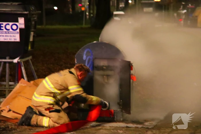 Brandweer blust brand in ondergrondse container