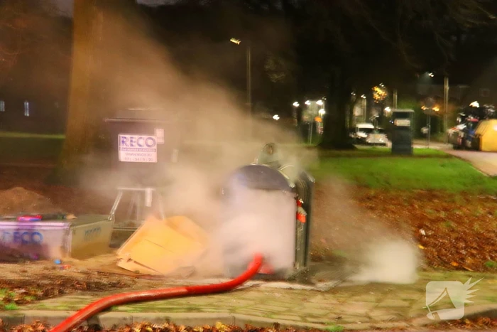 Brandweer blust brand in ondergrondse container