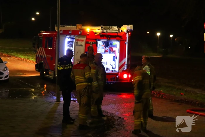 Brandweer blust brand in ondergrondse container