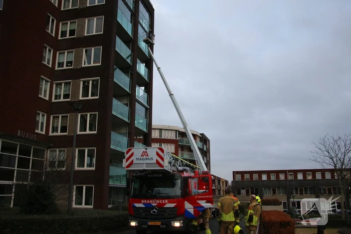 Hoogwerker weigert, glazenwasser vast op zes hoog