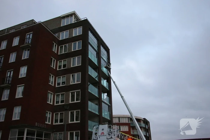 Hoogwerker weigert, glazenwasser vast op zes hoog