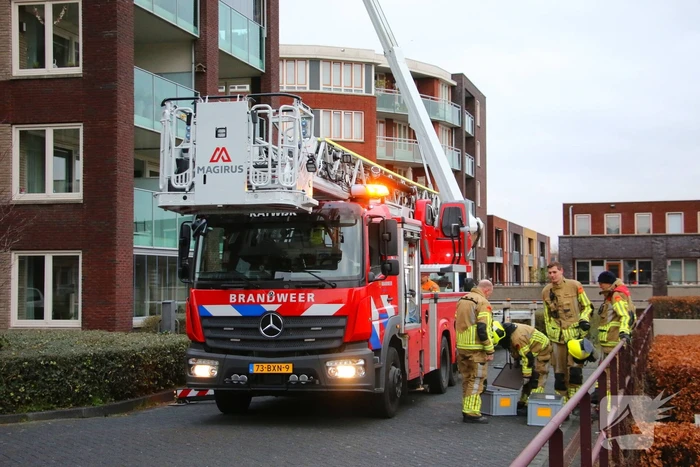 Hoogwerker weigert, glazenwasser vast op zes hoog