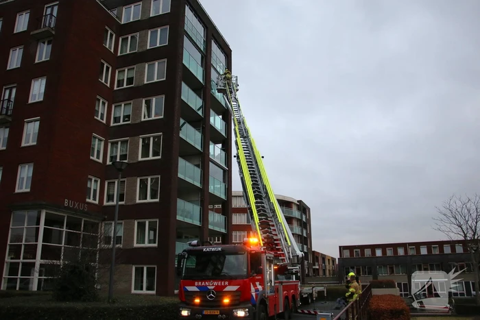 Hoogwerker weigert, glazenwasser vast op zes hoog