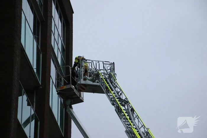Hoogwerker weigert, glazenwasser vast op zes hoog