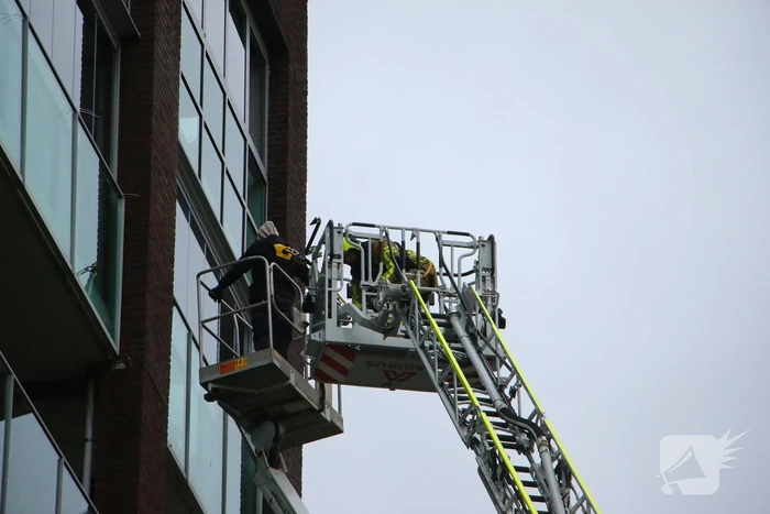 Hoogwerker weigert, glazenwasser vast op zes hoog