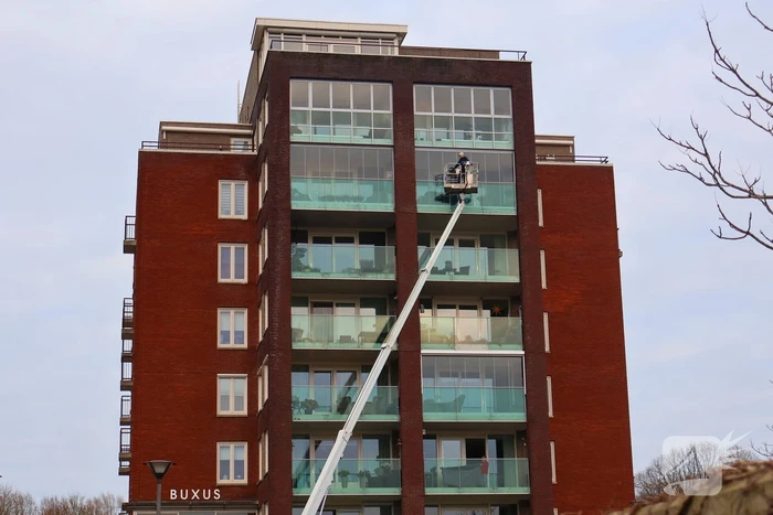Hoogwerker weigert, glazenwasser vast op zes hoog