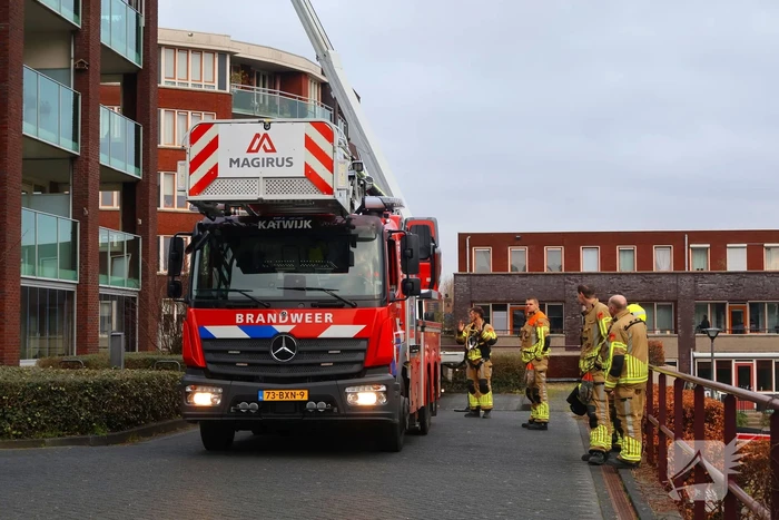 Hoogwerker weigert, glazenwasser vast op zes hoog