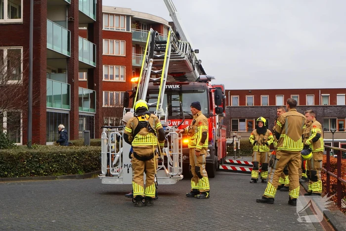 Hoogwerker weigert, glazenwasser vast op zes hoog