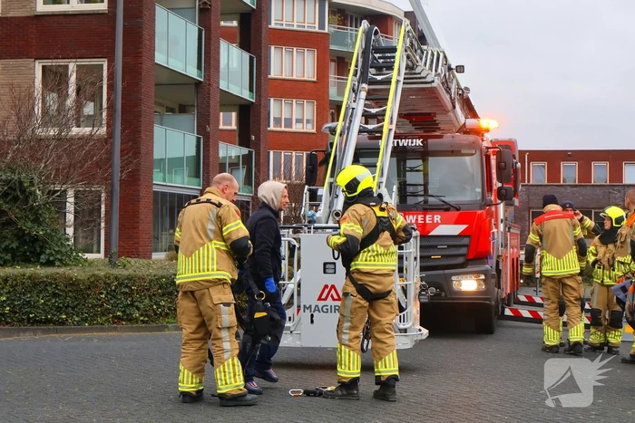 Hoogwerker weigert, glazenwasser vast op zes hoog