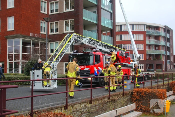 Hoogwerker weigert, glazenwasser vast op zes hoog