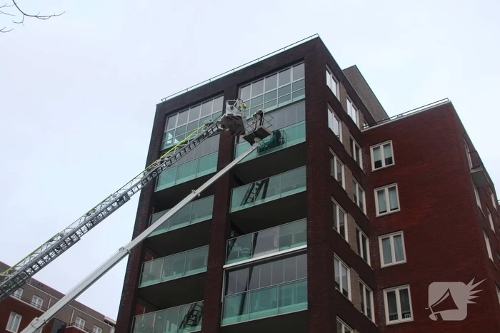 Hoogwerker weigert, glazenwasser vast op zes hoog