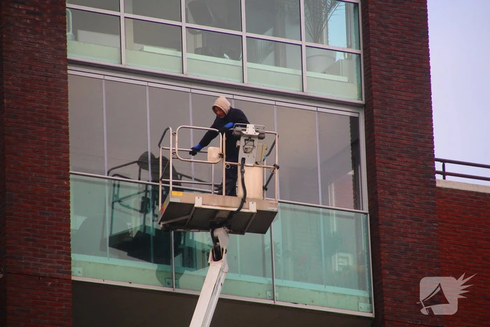 Hoogwerker weigert, glazenwasser vast op zes hoog