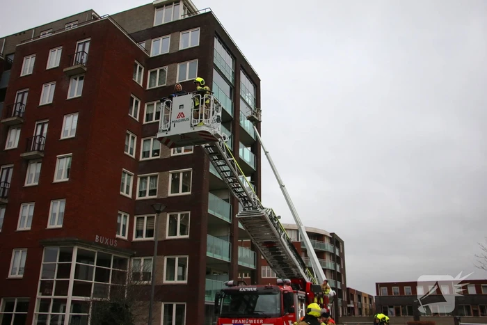 Hoogwerker weigert, glazenwasser vast op zes hoog
