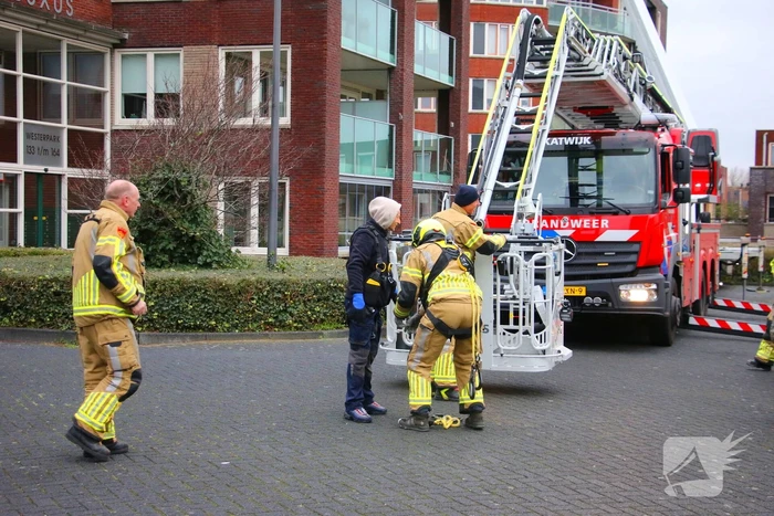 Hoogwerker weigert, glazenwasser vast op zes hoog