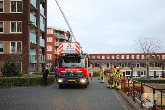Hoogwerker weigert, glazenwasser vast op zes hoog