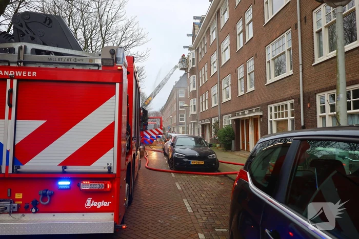 Brandweer groots ingezet voor brandend dak