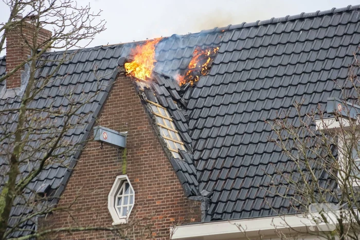 Brandweer groots ingezet voor brandend dak