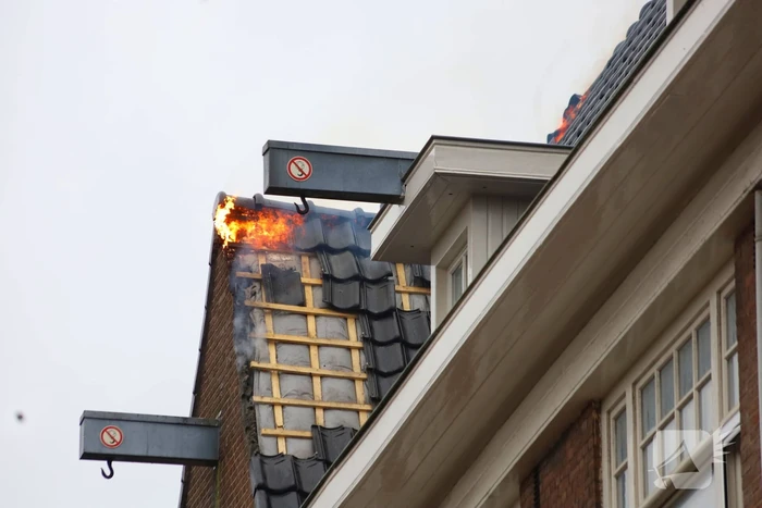 Brandweer groots ingezet voor brandend dak