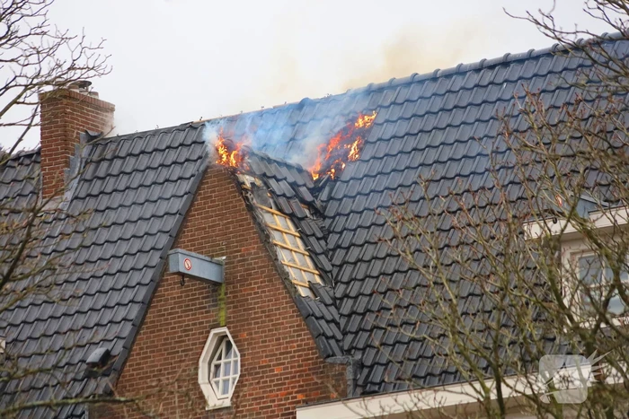 Brandweer groots ingezet voor brandend dak