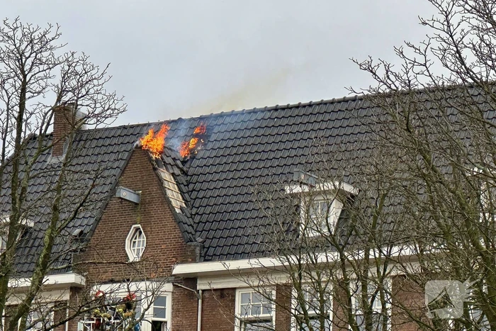 Brandweer groots ingezet voor brandend dak