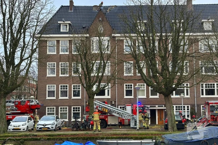 Brandweer groots ingezet voor brandend dak