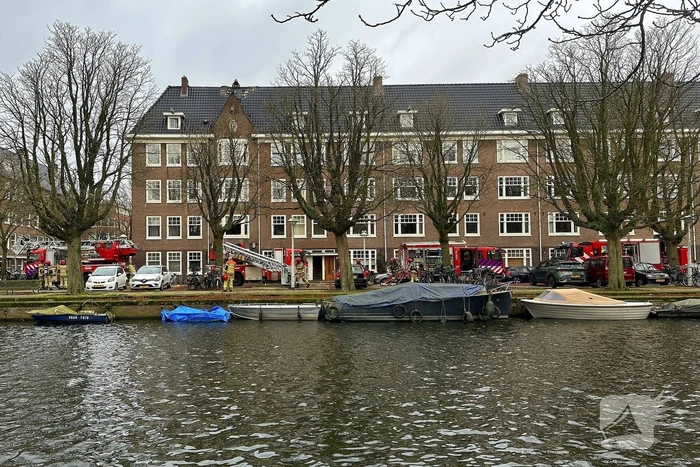 Brandweer groots ingezet voor brandend dak