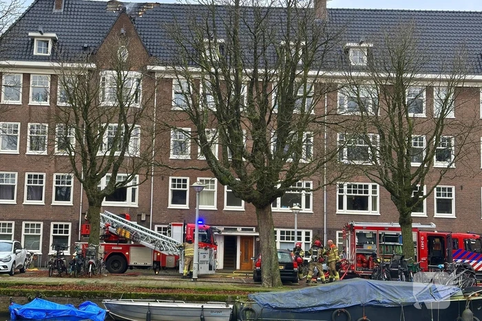 Brandweer groots ingezet voor brandend dak