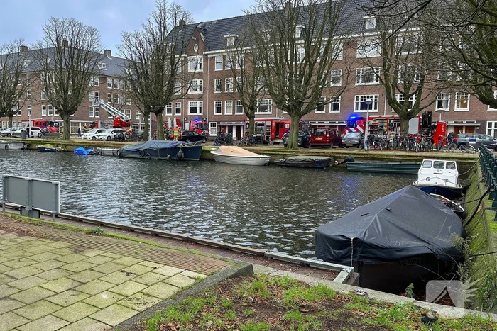 Brandweer groots ingezet voor brandend dak