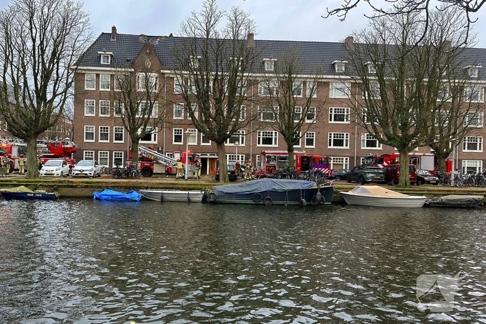 Brandweer groots ingezet voor brandend dak