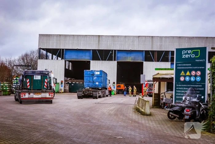 Brand in loods van recyclingbedrijf