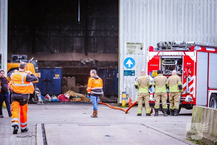 Brand in loods van recyclingbedrijf