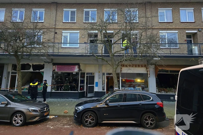 Bewoners halen spullen op na verwoestende explosie