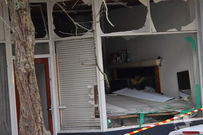 Bewoners halen spullen op na verwoestende explosie